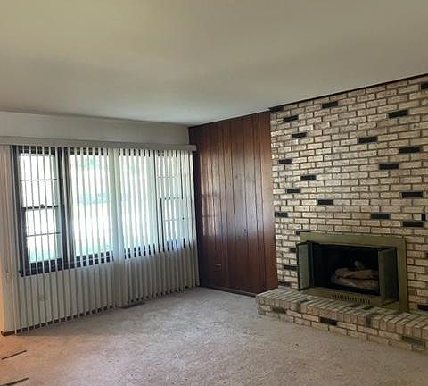 3rd image of 15727 Woodlawn East Ave