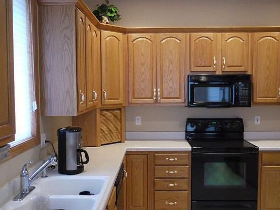 3rd image of 818 Winterberry Pl NE