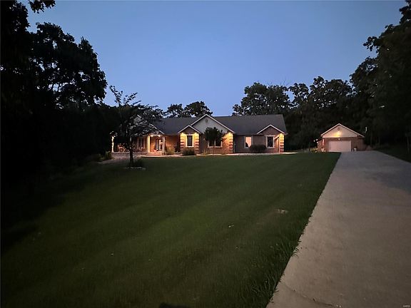 4th image of 829 Hillcrest Dr