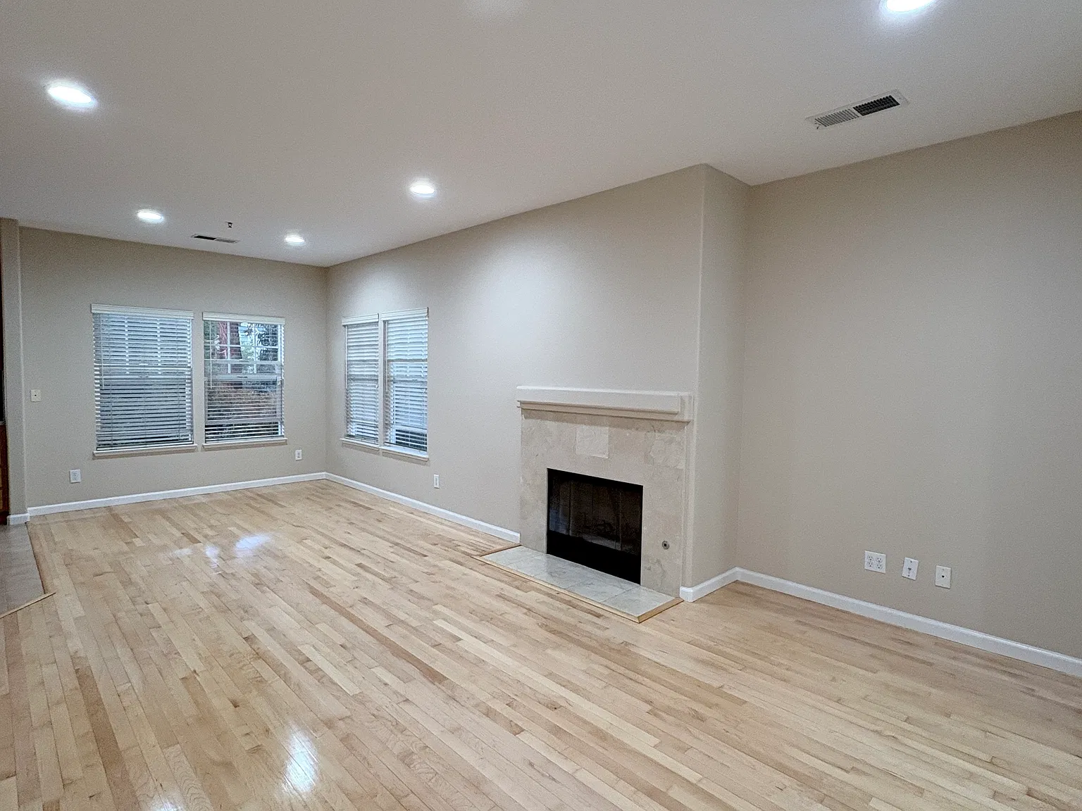 3 bed, 2.5 bath, 1595 sqft, $4,500 — Photo 4