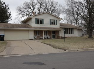 390 Rambler Ct, Roseville, MN 55113