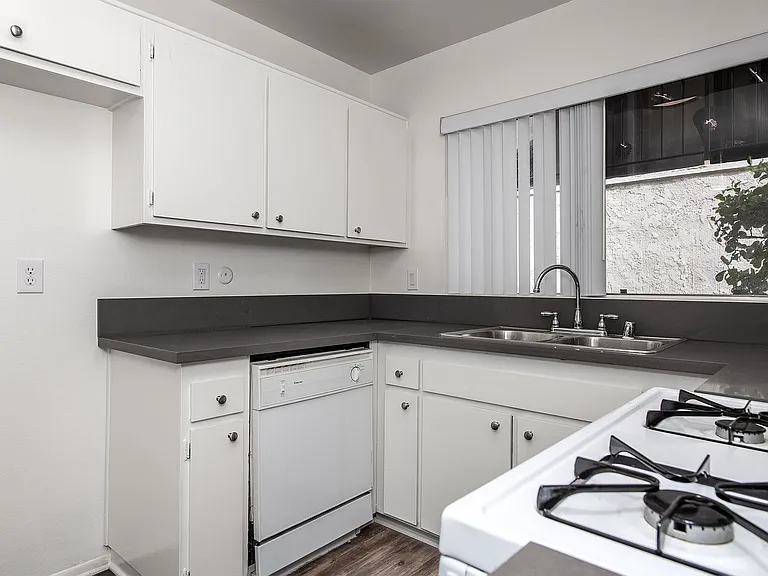 525 N Kenwood St — Photo 7