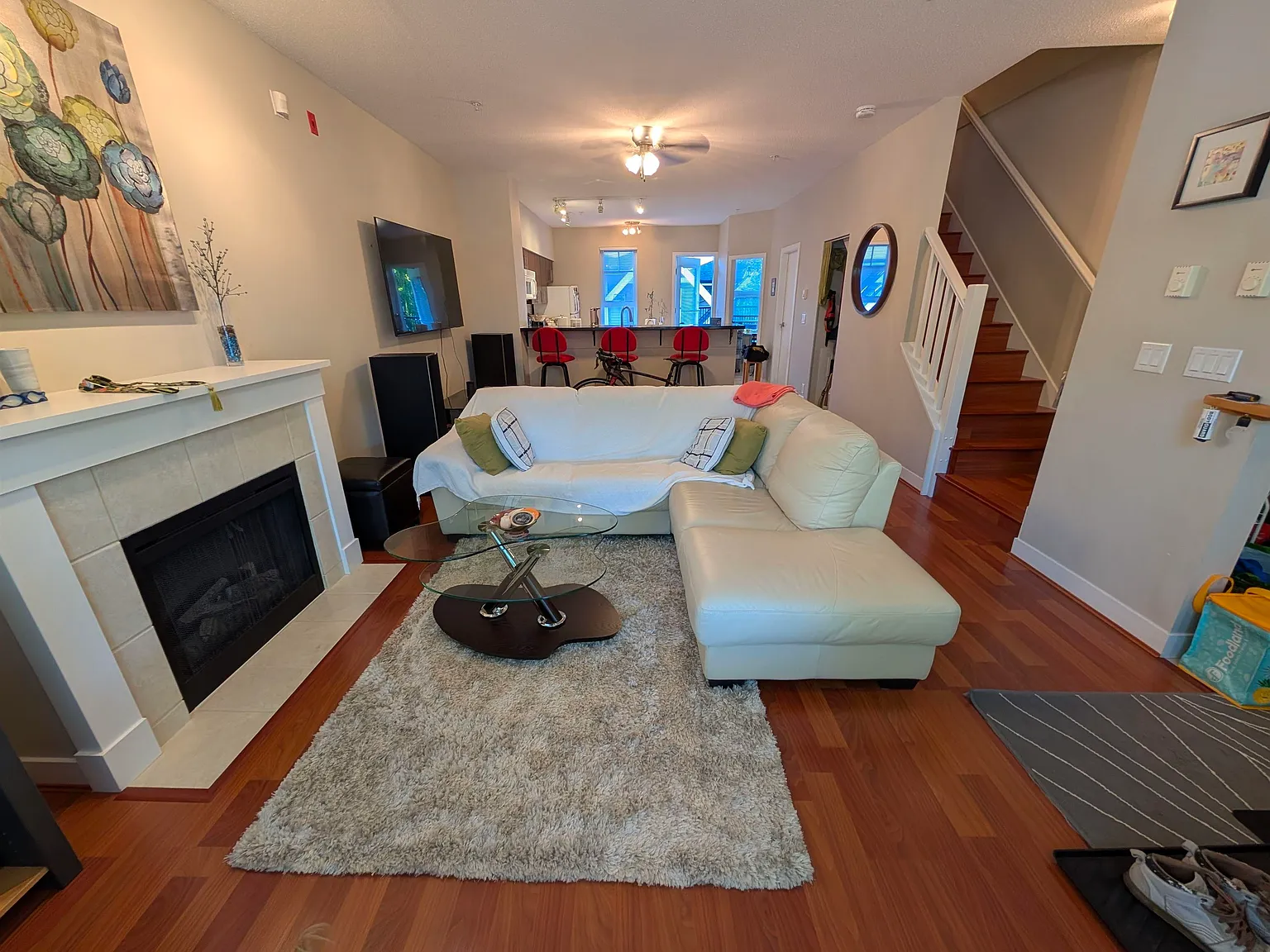 3 bed, 1279 sqft, $3,850 — Photo 2