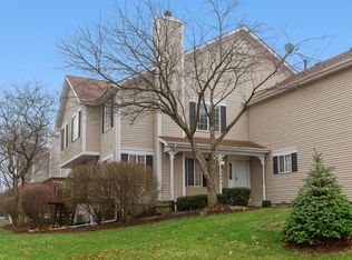493 Sandhurst Ln #0, South Elgin, IL 60177
