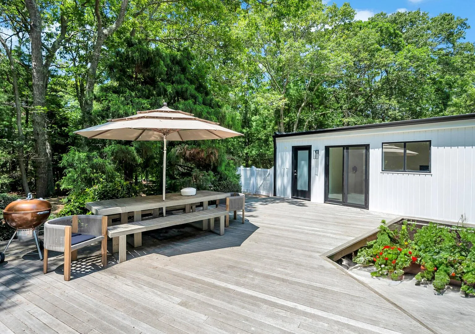 Beautiful Southampton Home centrally located with private pool — Photo 3