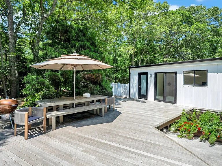 94 Peconic Hills Dr — Photo 3