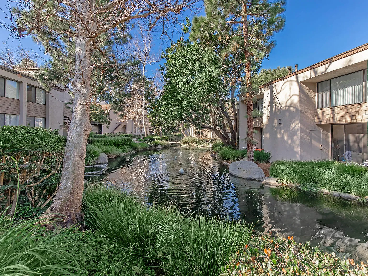 Huntington Lakes Apartments — Photo 2