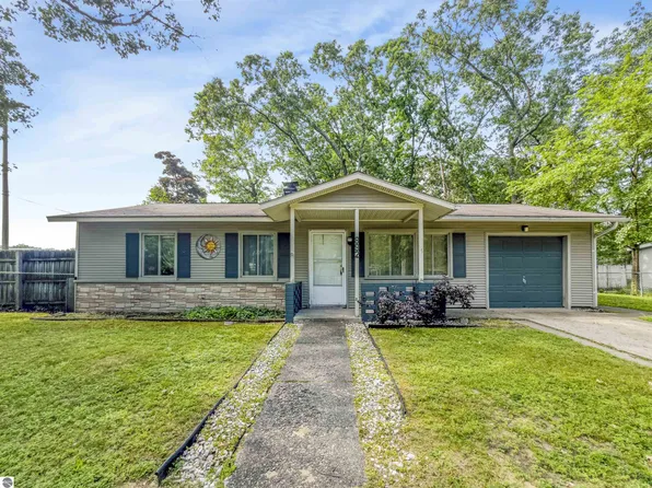 892 Oakdale Dr, Traverse City, MI 49686