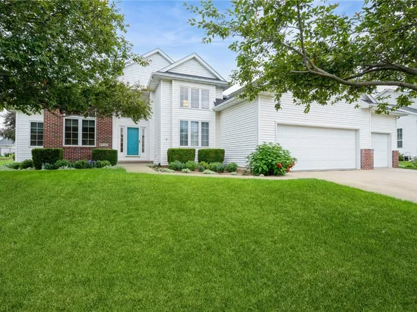 2500 Creekside Dr, Hiawatha, IA 52233