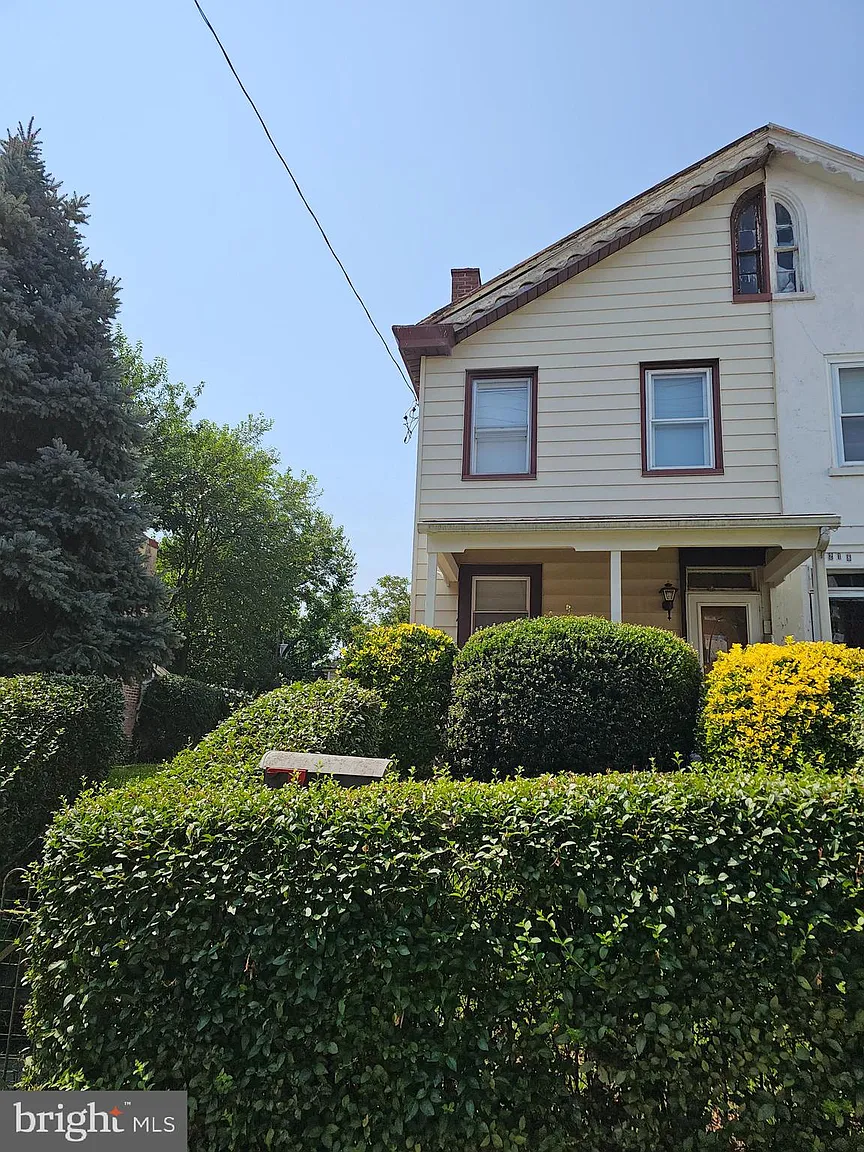 220 E Oak St photo 1