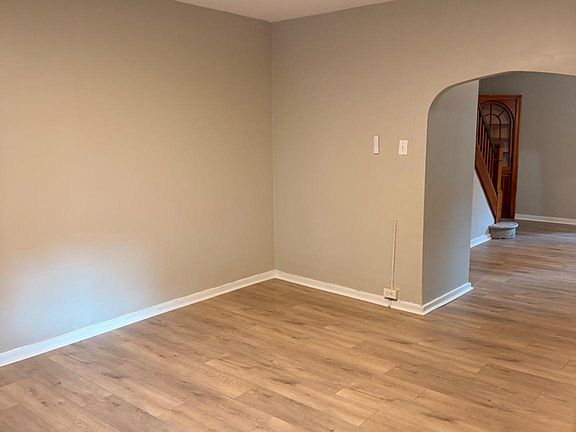 3rd image of 359 New St #1/2