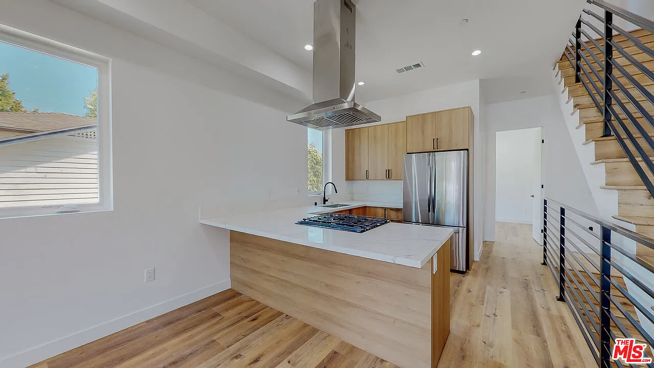 4 bed, 4.0 bath, 2217 sqft, $5,041 — Photo 4
