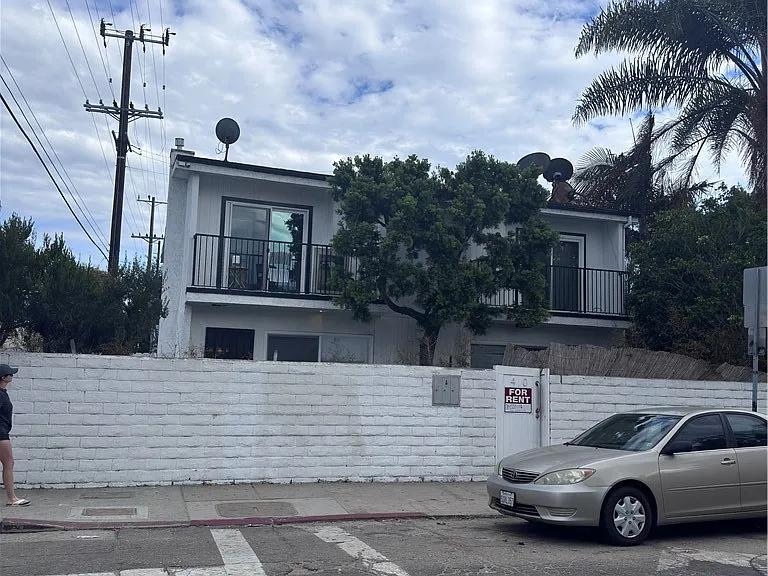 40 S Venice Blvd #2 — Photo 31