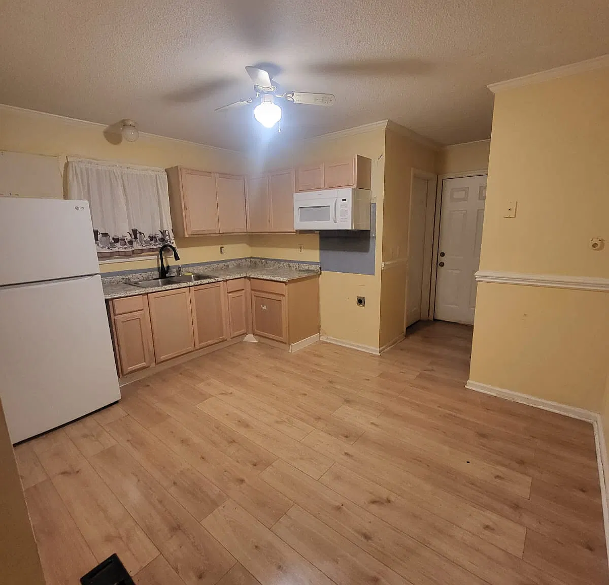 3 bed, 900 sqft, $1,700 — Photo 4
