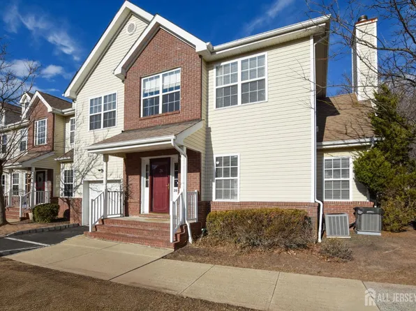 28 Forest Dr, Piscataway, NJ 08854