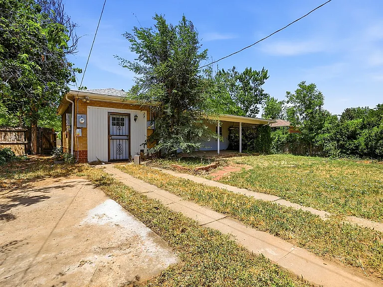 1560 Roslyn St — Photo 23
