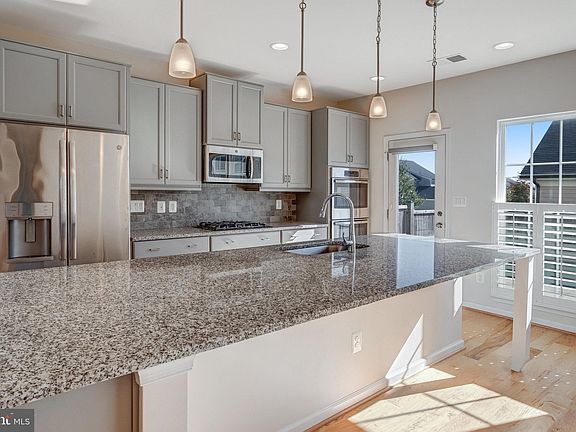 5th image of 921 Basswood Dr