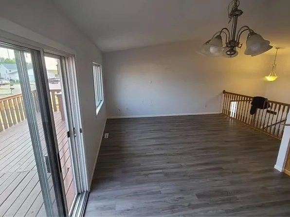 1011 Oak Pl, West Fargo, ND 58078
