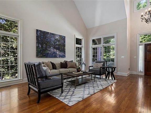 5th image of 1205 Woods Cir NE