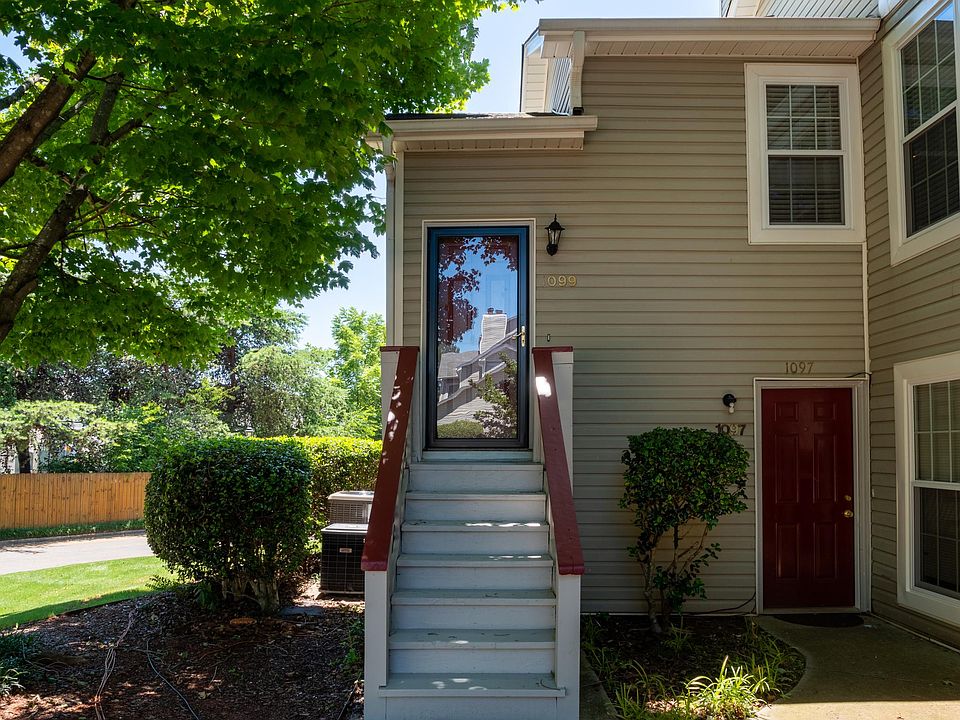 FANTASTIC unit central to all of Huntsville, walking distance to Mid-City and the upcoming Huntsville AMPHITHEATER!!! TONS of square footage for the price!