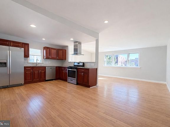 4th image of 419 Rennard St
