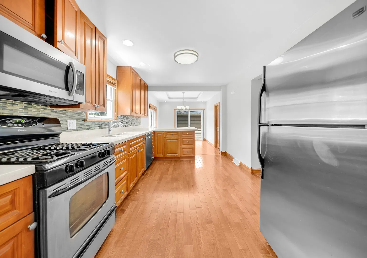 3 bed, 1350 sqft, $2,895 — Photo 3