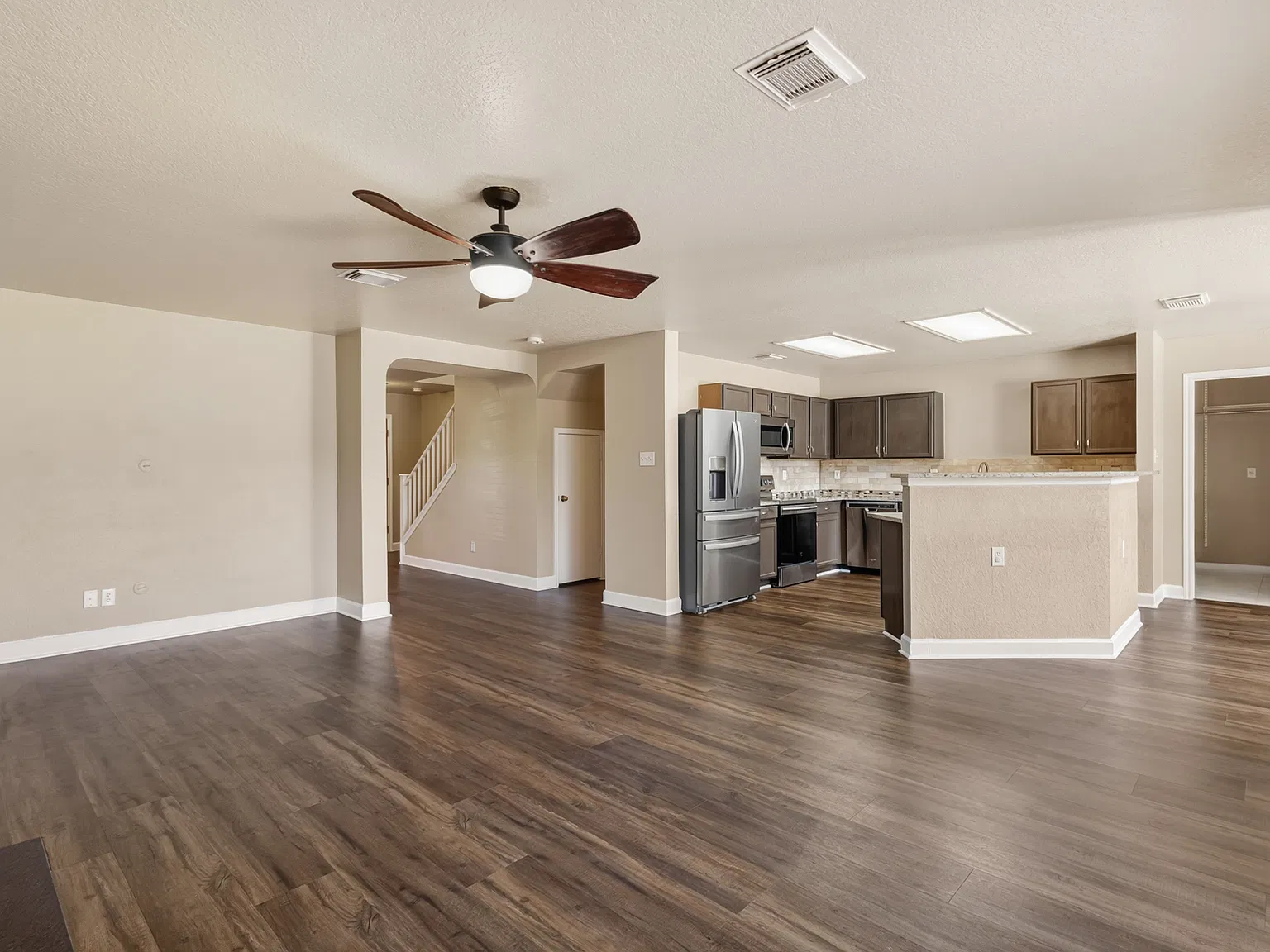 3 bed, 2.5 bath, 2856 sqft, $1,850 — Photo 2