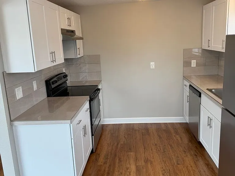 MAC CITY APARTMENTS — Photo 18