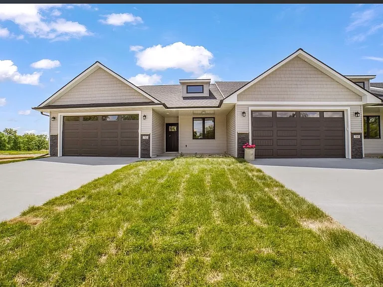 714 Academy Cir — Photo 1