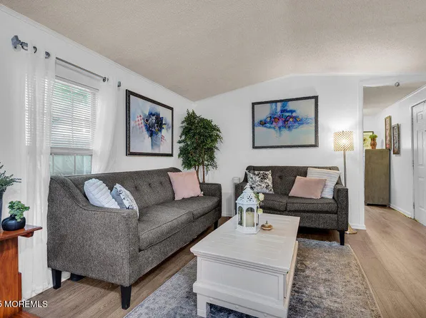 17 South Drive, East Windsor, NJ 08520