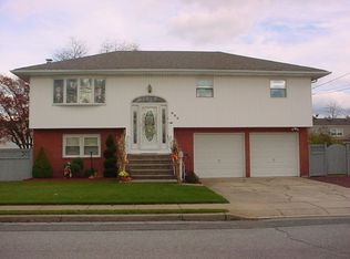 680 N Kings Ave, Lindenhurst, NY 11757