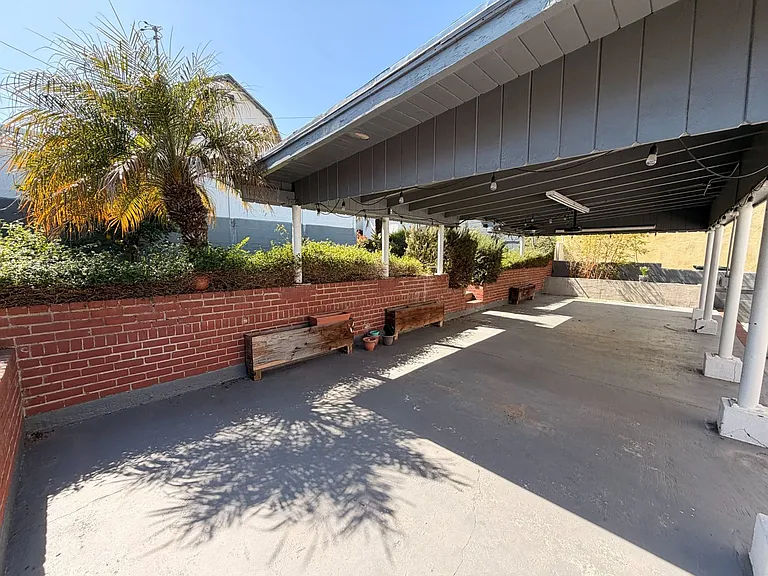 586 E Fairview Blvd — Photo 18