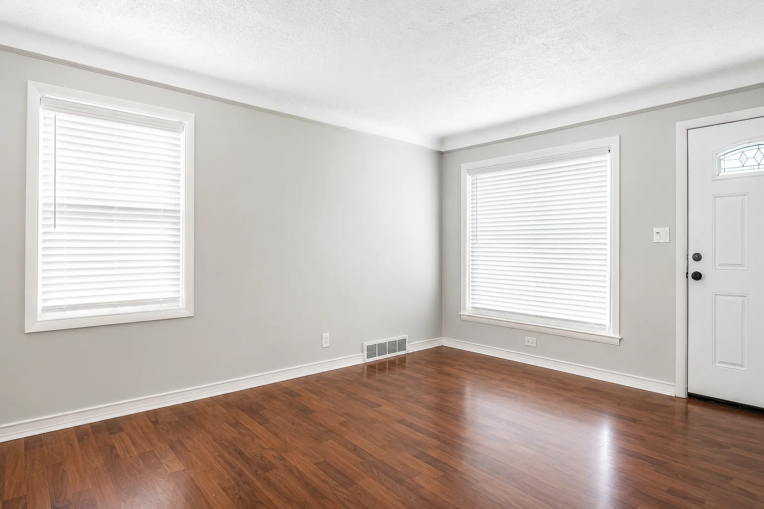 3 bed, 1200 sqft, $2,700 — Photo 2