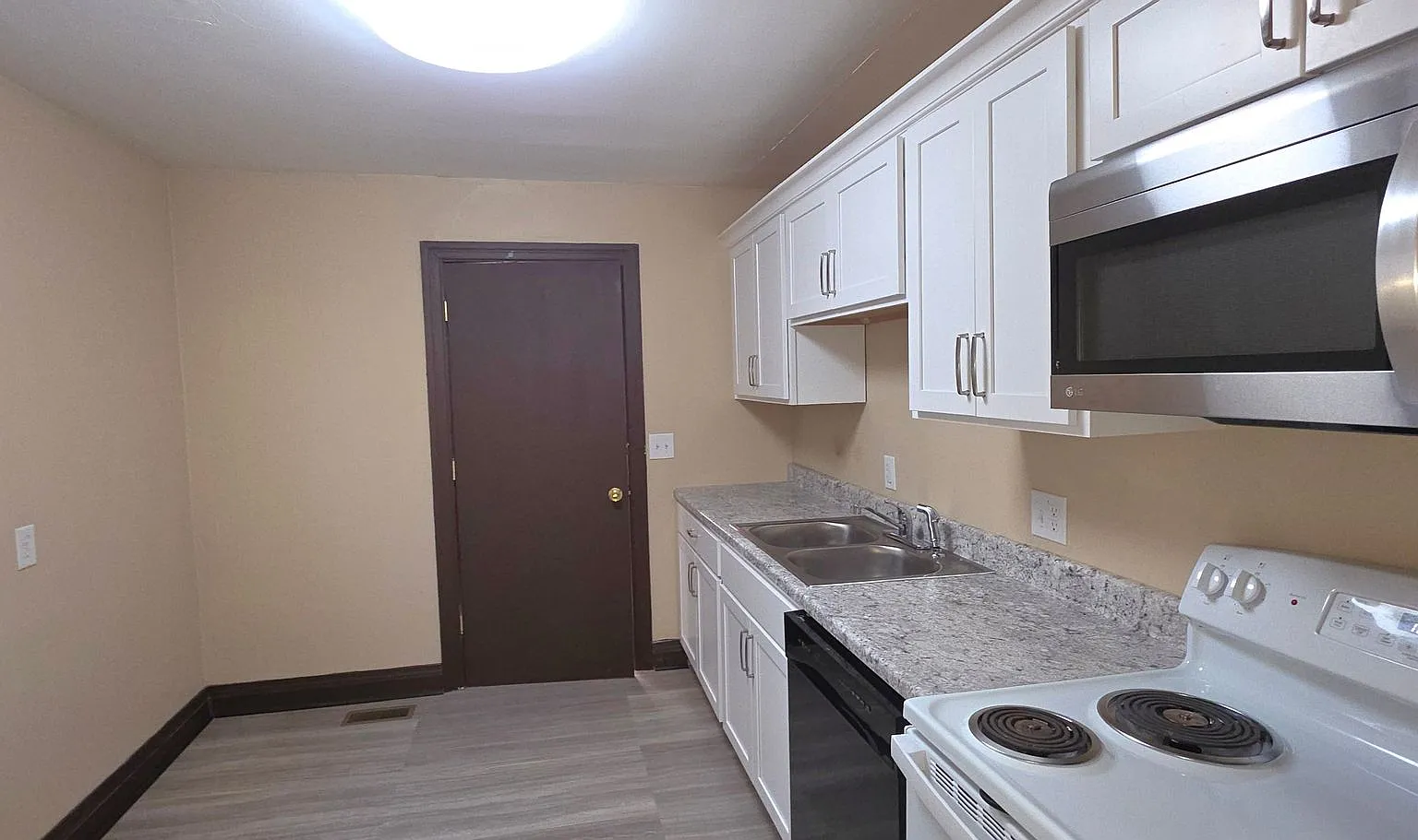 Totally updated! 2 Bedroom 1 Bath home! $825! — Photo 3