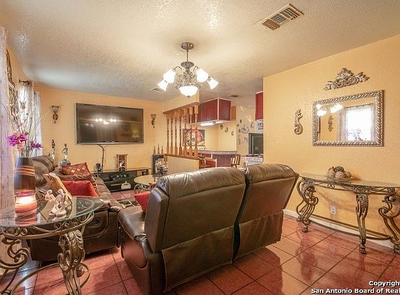 4th image of 250 Florencia Ave