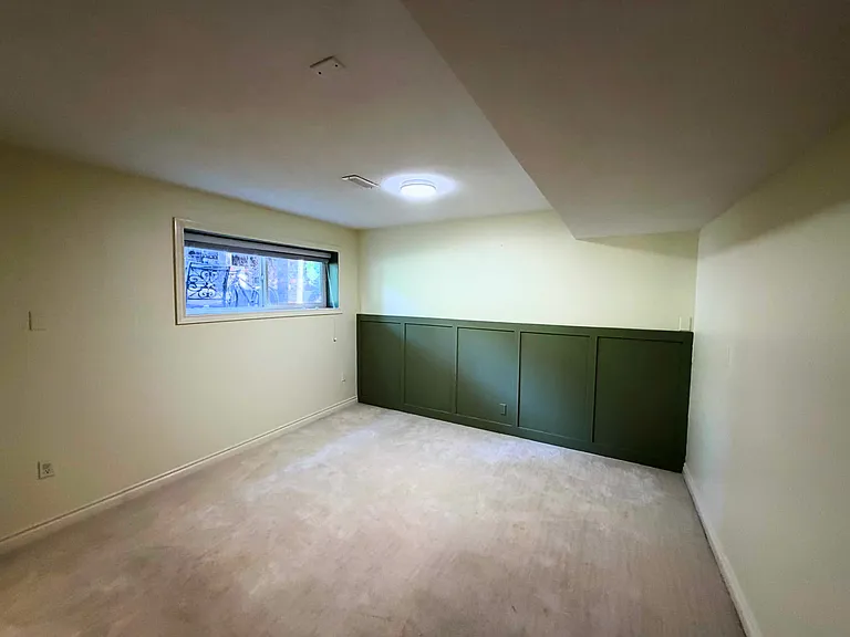 2049 Majestic Cres #B — Photo 8