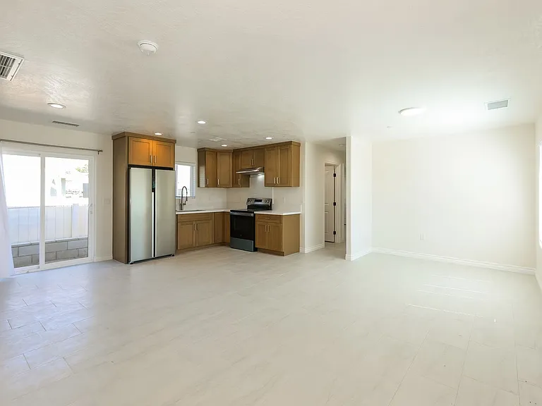Spacious 3BR/2BA Home with Open Floor Plan, Garage & Washer/Dryer — Photo 55