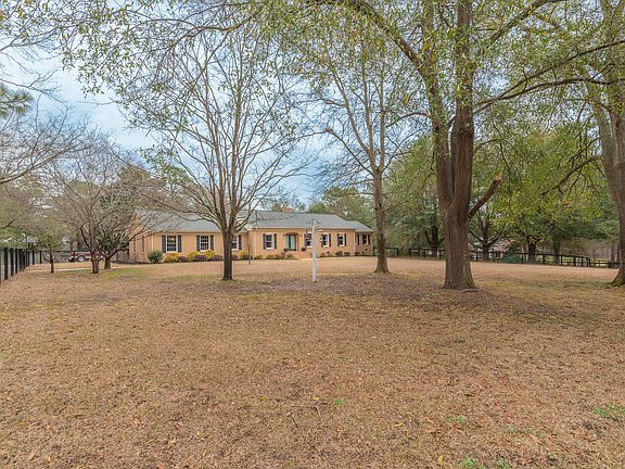 3rd image of 2231 Hillsdale Dr