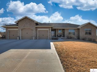 806 Oak Hollow Dr, Louisville, NE 68037