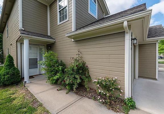 3rd image of 6020 NE Moonstone Dr #17-D