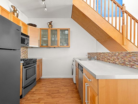 3rd image of 895 Myrtle Ave APT 4B