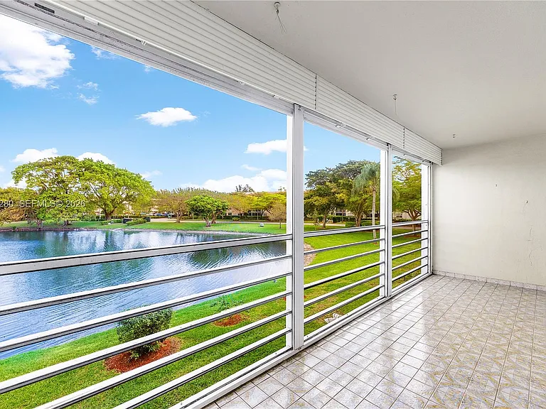 4301 Martinique Cir #H2 — Photo 3