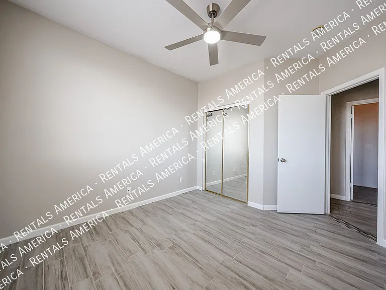 3825 S 60th Dr — Photo 4