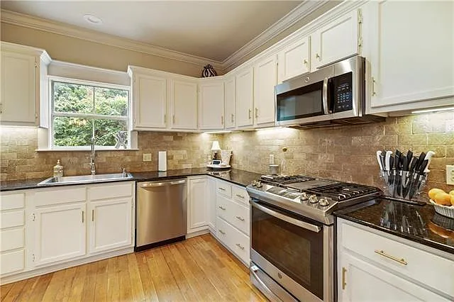 921 Carriage Way — Photo 5