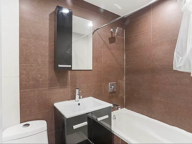 871 Hart St #2L — Photo 6