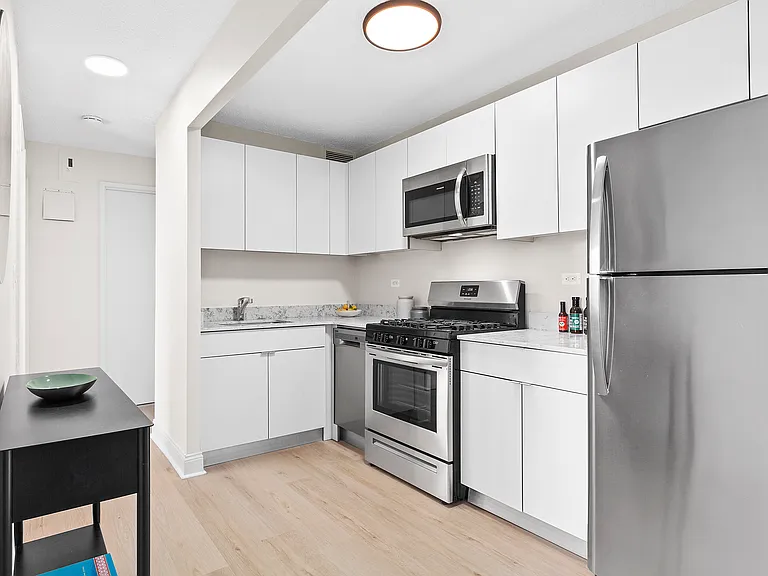 1990 Lexington Ave #25G — Photo 6