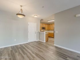 8226 Green Parrot Rd, Jacksonville, FL