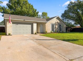 7025 Lincolnshire Ln, North Richland Hills, TX 76182