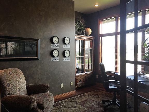 3rd image of 615 Applewood Dr