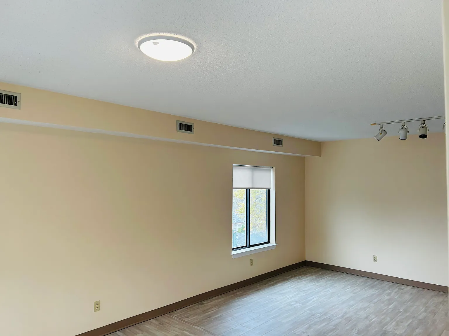 2 bed, 1100 sqft, $2,300 — Photo 4